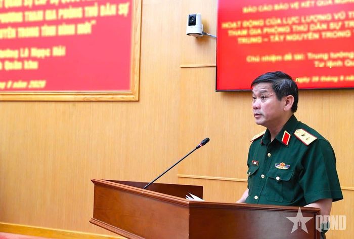 Trung tướng Lê Ngọc Hải, Ủy viên Trung ương Đảng, Tư lệnh Quân khu 5, Chủ nhiệm đề tài, báo cáo kết quả nghiên cứu chính của đề tài.