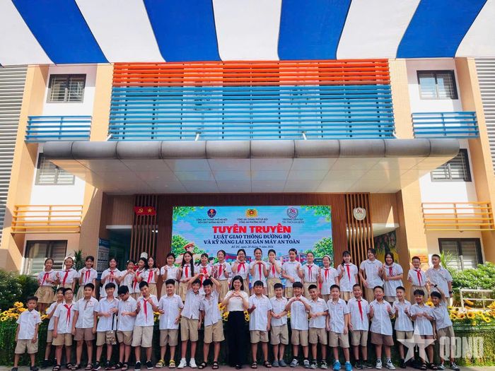 Cô và trò lớp 5A4, Trường liên cấp Tiểu học - THCS Gia Quất tại buổi tuyên truyền.
