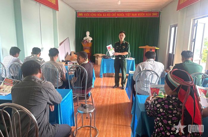  Cán bộ Đồn Biên phòng Cửa khẩu quốc tế Thanh Thủy trực tiếp giải đáp, làm rõ các nội dung tuyên truyền sau khi người dân tiếp cận tài liệu qua mã QR.  