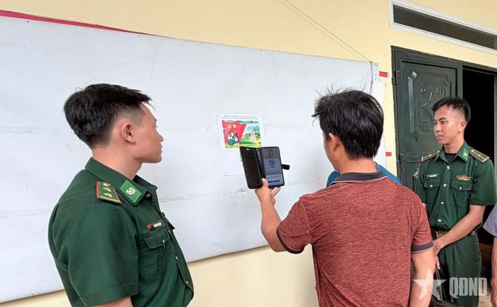 Người dân thực hành quét mã QR để tiếp cận tài liệu tuyên truyền. 