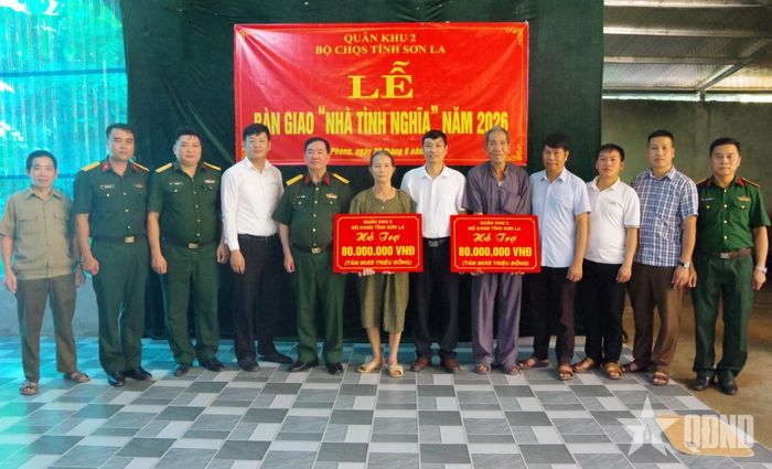  Lãnh đạo Bộ CHQS tỉnh Sơn La và xã Tân Phong trao kinh phí hỗ trợ xây dựng nhà cho các gia đình chính sách.