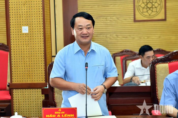 Đồng chí Hầu A Lềnh, Ủy viên Trung ương Đảng, Bí thư Tỉnh ủy Tuyên Quang phát biểu tại hội nghị.