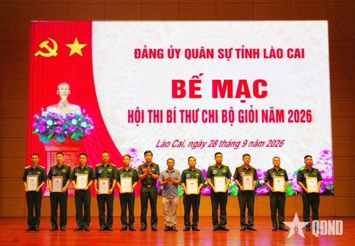  Thượng tá Lương Hoàng Giang trao khen thưởng tặng các thí sinh đạt thành tích cao.
