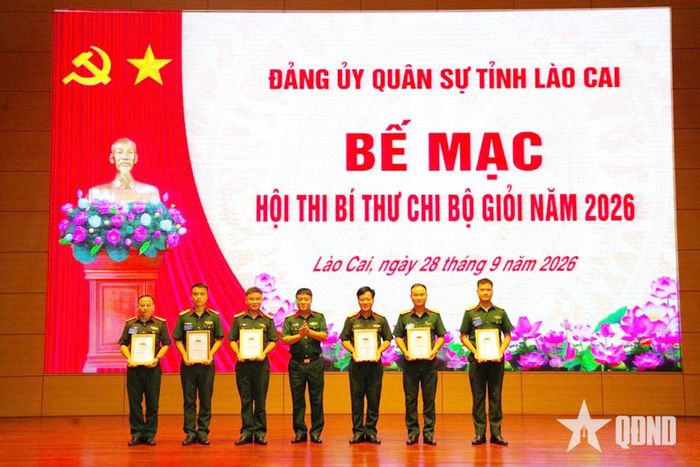  Trao Giấy chứng nhận “Bí thư Chi bộ giỏi năm 2026” tặng các thí sinh tham gia hội thi.