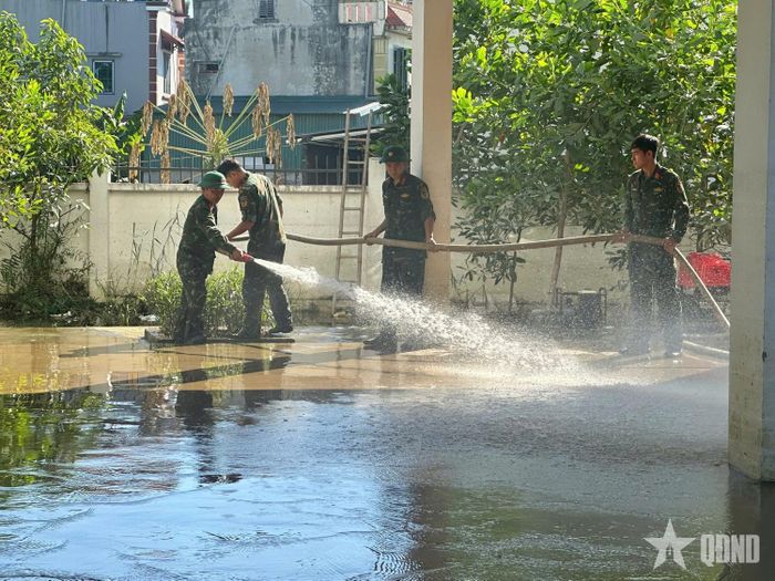  Cán bộ, nhân viên, chiến sĩ Kho J106 cùng các lực lượng giúp nhân dân tổng dọn vệ sinh sau ngập lụt. 