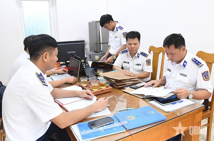 Kiểm tra hệ thống sổ sách, văn bản lưu trữ.