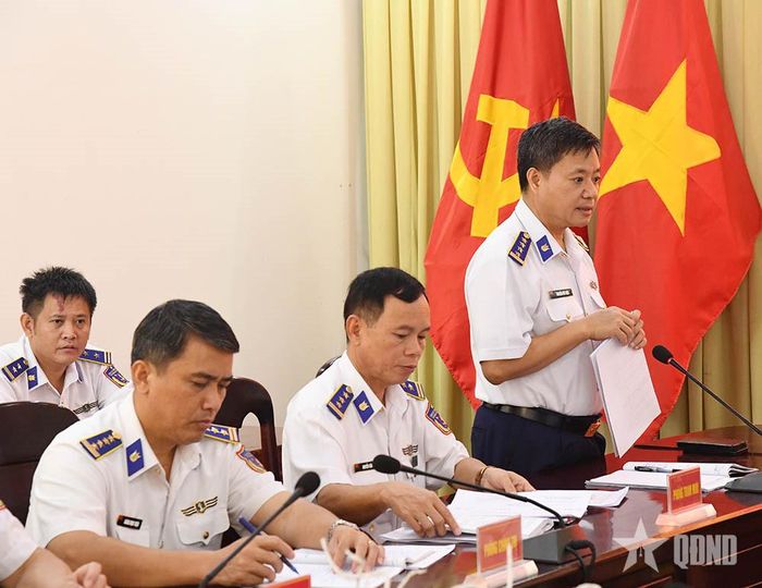  Đại diện lãnh đạo Vùng Cảnh sát biển 3 báo cáo kết quả hoạt động với đoàn kiểm tra.  