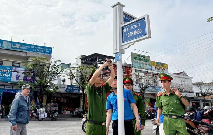 Chi đoàn cơ sở và Chi hội Phụ nữ Công an xã Tiên Phước thực hiện công trình “Gắn mã QR tên tuyến đường và số hóa dữ liệu đường giao thông”