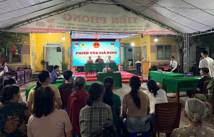 Quang cảnh “Phiên tòa giả định” tại xã Tây Hồ.
