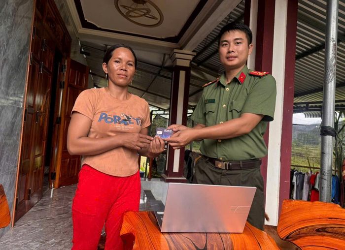 Niềm vui của chị Phạm Thị Sôn sau khi được Công an xã Ba Tơ tích hợp những thủ tục hành chính trên ứng dụng VNeID trong điện thoại cá nhân.