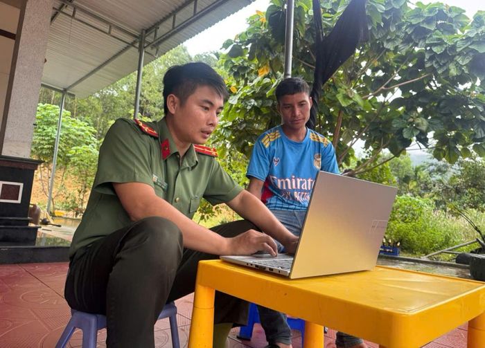 Một trường hợp được Công an xã Ba Tơ hướng dẫn kích hoạt tài khoản định danh điện tử mức 2.