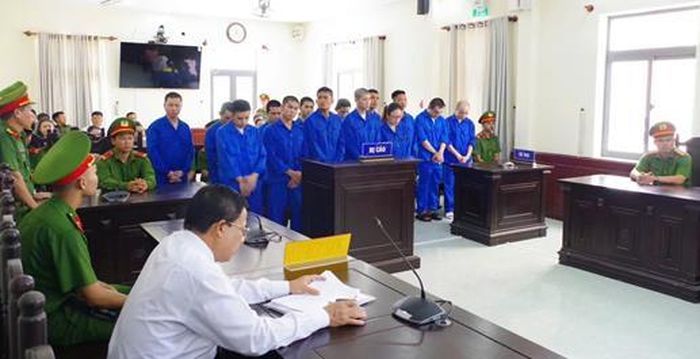 Các bị cáo trong đường dây mua bán người, lừa đảo "ETH" tại phiên tòa.