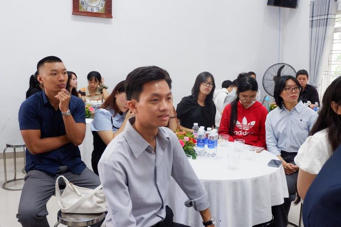 Văn nghệ sĩ trẻ Đà Nẵng lắng nghe những chia sẻ, trao truyền những bài học nghề quý giá từ các nghệ sĩ tiền bối.