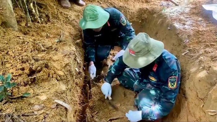 Đội 192 tìm kiếm, cất bốc hài cốt liệt sĩ tại rừng cộng đồng thôn Hương Sơn, xã Nam Đông, TP Huế.