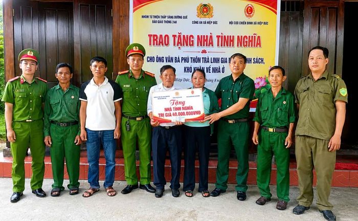 Công an xã Hiệp Đức và các nhà hảo tâm trao kinh phí xây dựng nhà cho hộ ông Phạm Hào và hộ ông Văn Bá Phú.