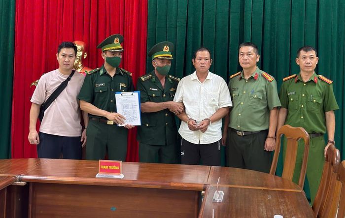 Lực lượng chức năng lập biên bản bắt giữ và an toàn di lý bị can Nguyễn Thế Phụng về trụ sở Cơ quan ANĐT Công an tỉnh Quảng Ngãi để phục vụ công tác điều tra