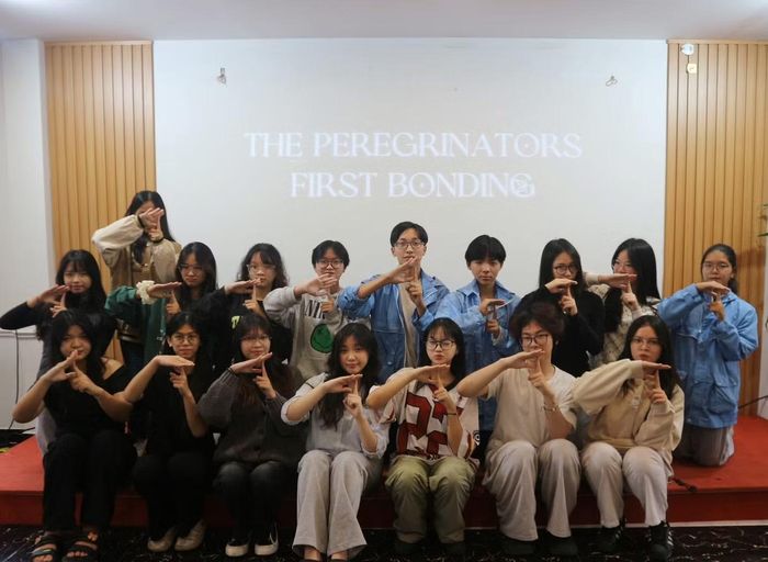 Diệu Linh (hàng đầu, thứ hai từ trái sang) là Trưởng ban Sự kiện của The Peregrinators.
