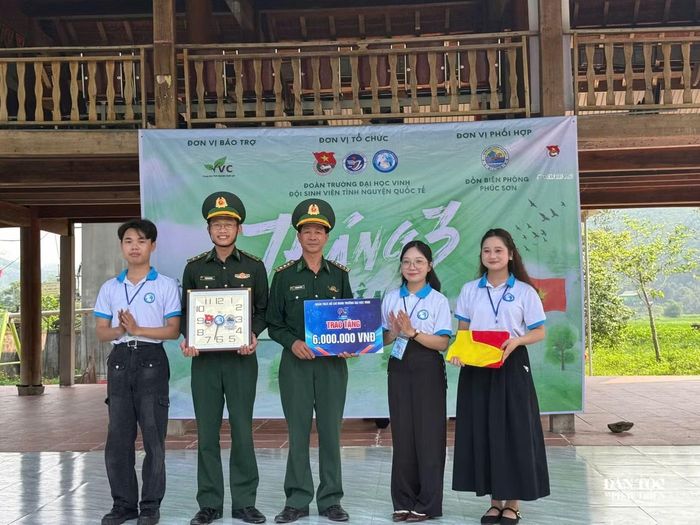 Yến Linh (thứ 2 từ phải sang) đại diện Đoàn trường ĐH Vinh trao quà cho Đồn Biên phòng Phúc Sơn trong chiến dịch Tháng 3 biên giới năm 2023.
