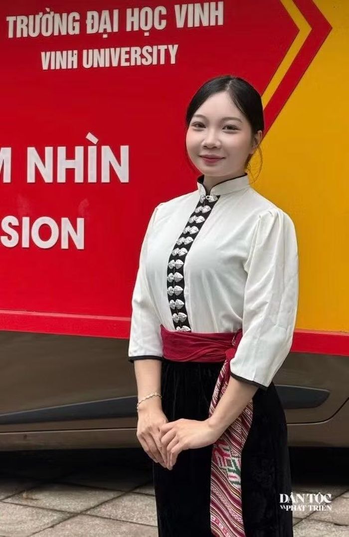 Nữ sinh người dân tộc Thái Lương Nguyễn Yến Linh luôn tự hào khi khoác lên mình trang phục truyền thống của dân tộc Thái.