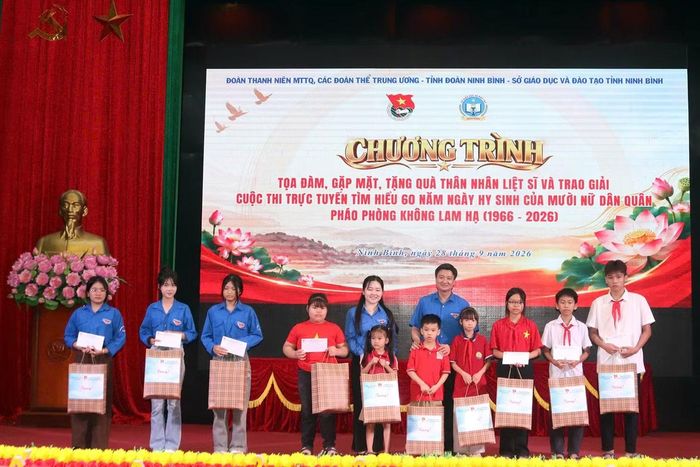 Ban tổ chức trao học bổng tại chương trình.