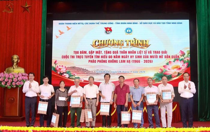Ban tổ chức trao quà tới thân nhân Mười nữ dân quân pháo phòng không Lam Hạ.