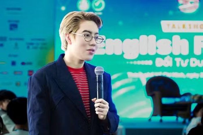 Anh Nguyễn Hoàng Huy (Huy Forum) chia sẻ các phương pháp học ngoại ngữ tại buổi talkshow English Reboot - Đổi tư duy, đổi cách học được tổ chức tại Nhà Văn hóa Sinh viên TP. HCM.