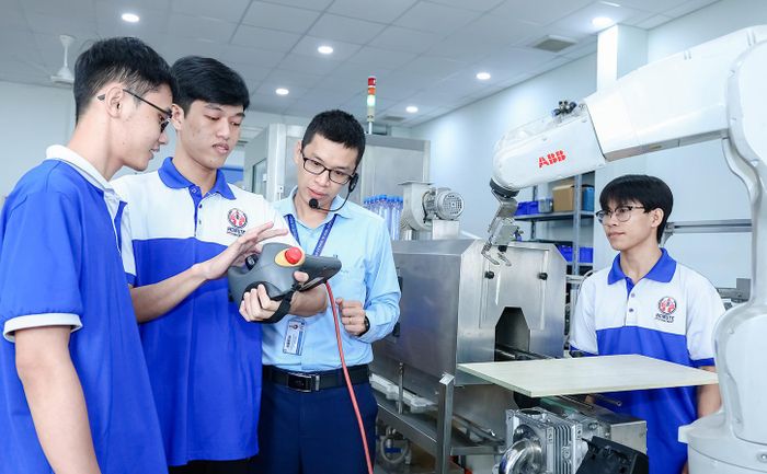  Sinh viên Khoa Cơ khí chế tạo máy Trường Đại học Công nghệ Kỹ thuật TPHCM thực hành cùng giảng viên tại phòng thí nghiệm. Ảnh: THANH HÙNG 