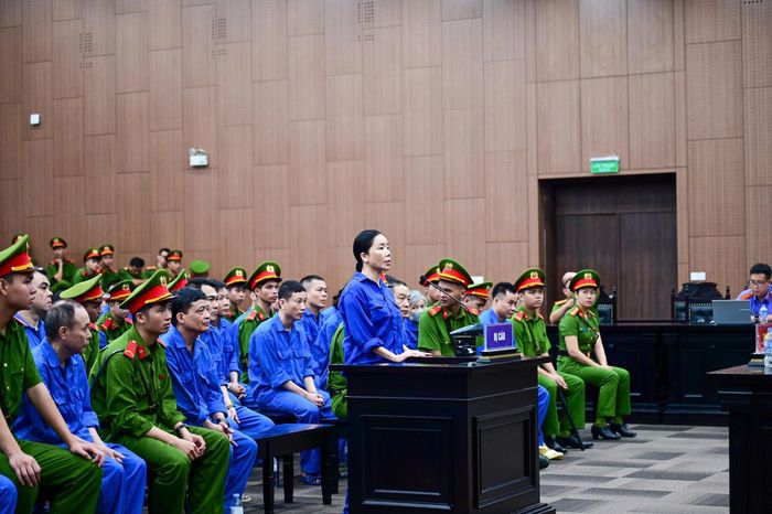  Bị cáo Nguyễn Thị Mai Anh tại phiên tòa sáng 28-9. Ảnh: GIA KHÁNH 