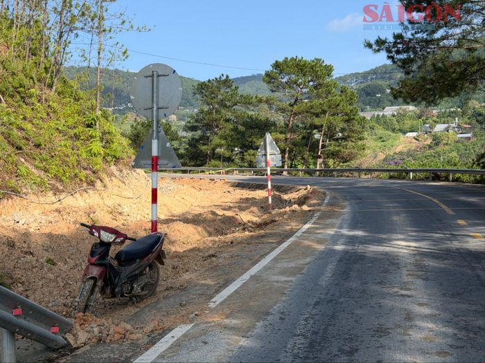  Hiện trạng khu vực nứt đèo Mimosa bắt đầu mở rộng sáng 28-9. Ảnh: ĐOÀN KIÊN 