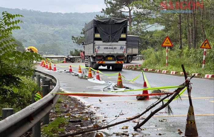  Hiện trạng khu vực vết nứt trên đèo Mimosa. Ảnh: ĐOÀN KIÊN 