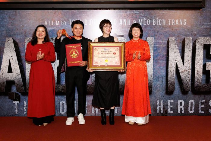  Ê-kíp đoàn phim "Trại buôn người" trước đó nhận bằng công nhận kỷ lục Việt Nam. Ảnh: ĐPCC 
