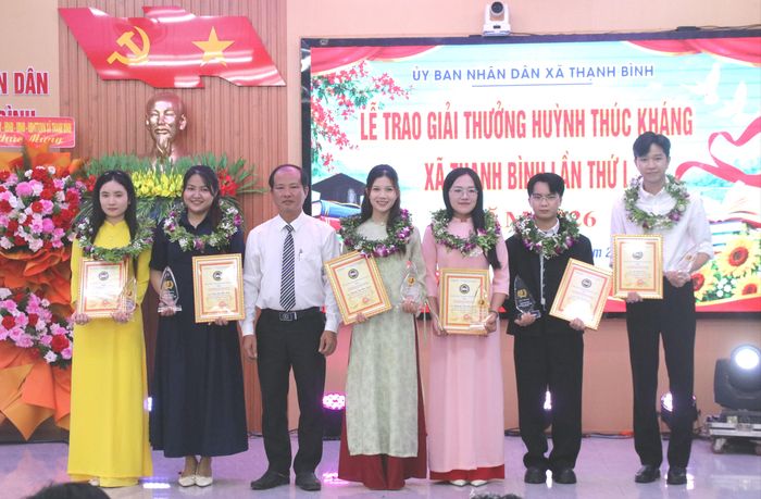  Dịp này, xã Thạnh Bình (TP Đà Nẵng) đã vinh danh 42 cá nhân có thành tích nổi bật trong học tập. Ảnh: NGUYỄN CƯỜNG 
