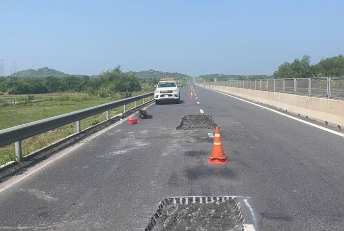  Hàng loạt vị trí mặt đường bị hư hỏng đang được khắc phục tạm thời 