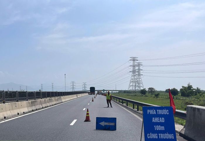  Đoạn đường cao tốc qua xã Hải Ninh (tỉnh Lâm Đồng) được phân luồng để xử lý các "ổ gà" vào sáng 28-9 