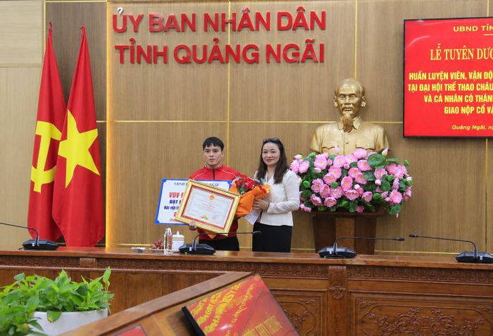  VĐV Đinh Văn Tâm giành huy chương bạc nội dung tán thủ môn wushu nam, hạng cân 56kg tại ASIAD 20. Ảnh: NGUYỄN TRANG 