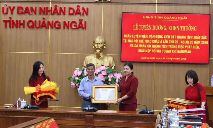  Bà Y Ngọc trao bằng khen cho ông Dương Đình Lục. Ảnh: NGUYỄN TRANG 