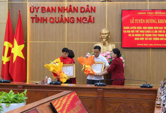  Bà Y Ngọc, Phó Chủ tịch Thường trực UBND tỉnh Quảng Ngãi, trao bằng khen cho VĐV Đinh Văn Tâm và huấn luyện viên Phạm Quốc Anh. Ảnh: NGUYỄN TRANG 