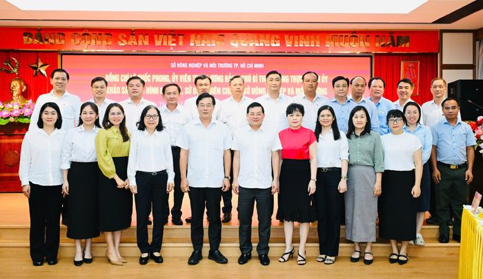  Phó Bí thư Thường trực Thành ủy TPHCM Lê Quốc Phong cùng các đại biểu dự buổi khảo sát. Ảnh: VIỆT DŨNG 
