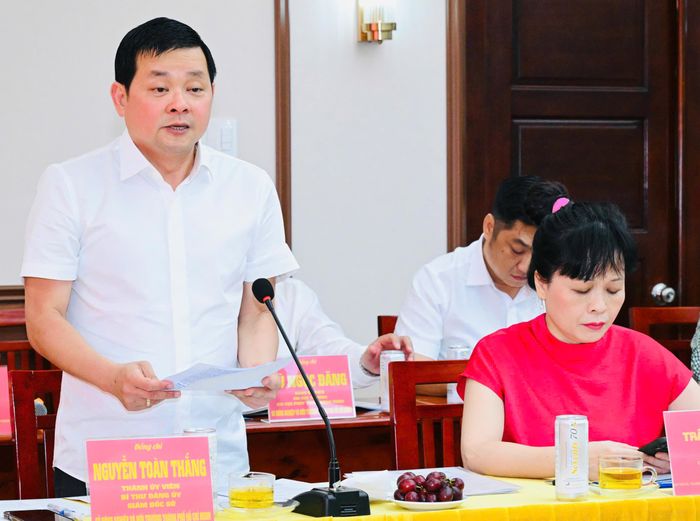  Giám đốc Sở NN-MT TPHCM Nguyễn Toàn Thắng báo cáo tại buổi khảo sát. Ảnh: VIỆT DŨNG 