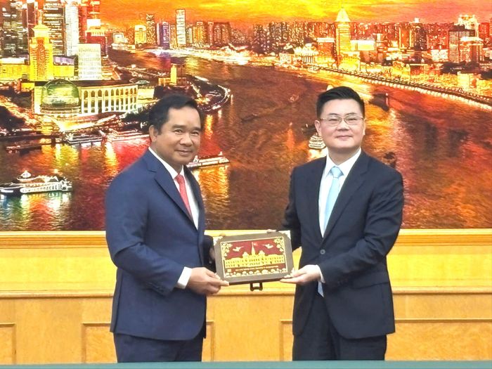 Chủ tịch UBND TPHCM Nguyễn Văn Được trao quà lưu niệm tặng Ủy viên Thường vụ Khu ủy Phố Đông Tân Khu Ngô Vĩ Bình. Ảnh:TRẦN HÙNG - NGUYỄN QUỐC