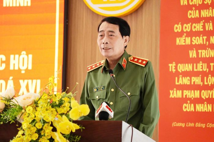  Thượng tướng Lê Quốc Hùng, Ủy viên Trung ương Đảng, Thứ trưởng Bộ Công an, phát biểu tại buổi tiếp xúc cử tri. Ảnh: SONG MAI 