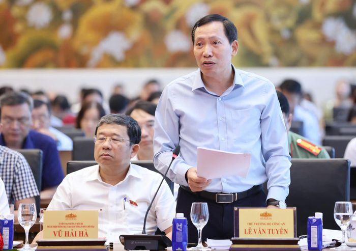  Thứ trưởng Bộ Công an Lê Văn Tuyến phát biểu tiếp thu, hoàn thiện dự thảo luật. Ảnh: QUANG PHÚC 
