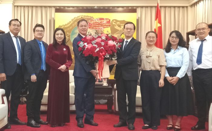 Đồng chí Nguyễn Thành Trung chúc mừng kỷ niệm 77 năm Quốc khánh Trung Quốc. Ảnh: MINH CHÂU