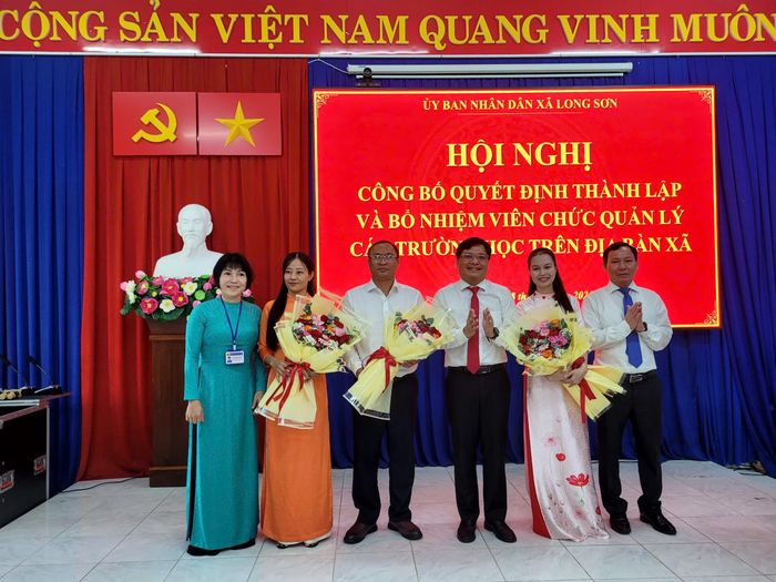  Sau hợp nhất cơ sở giáo dục, viên chức, người lao động được bố trí công tác phù hợp với vị trí việc làm và nhu cầu của nhà trường. 
