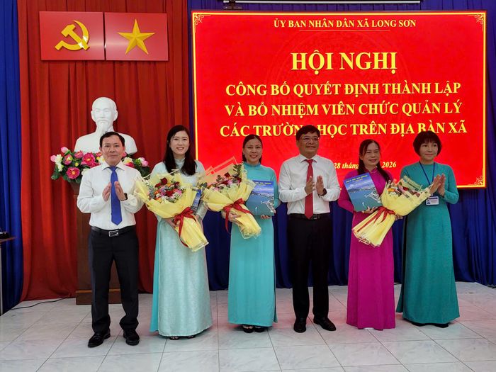  Lãnh đạo xã Long Sơn trao quyết định bổ nhiệm viên chức quản lý giáo dục trên địa bàn. 