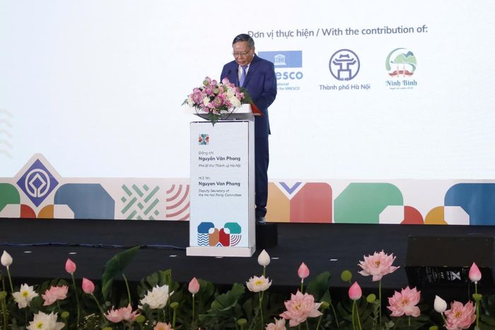  Phó Bí thư Thành ủy Hà Nội Nguyễn Văn Phong phát biểu tại hội nghị. Ảnh: MAI ANH 