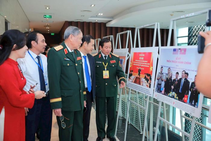  Các đại biểu tham quan triển lãm ảnh về hoạt động của Hội Nạn nhân chất độc da cam/dioxin Việt Nam. Ảnh: TRUNG HIẾU 