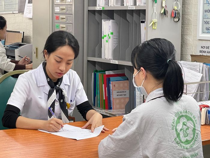  Bác sĩ tư vấn điều trị cho bệnh nhân ung thư tại Bệnh viện Bạch Mai. Ảnh: NGỌC DUNG 