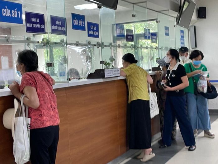  Người dân đăng ký khám, chữa bệnh tại cơ sở y tế. Ảnh: NGỌC DUNG 