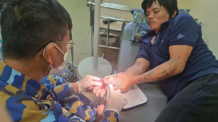 Quân y Nhà giàn DK1/12 khâu vết thương cho ngư dân